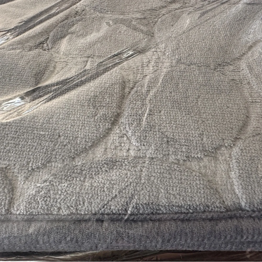 NWT: Cobblestone Memory Foam Bath Mat / Rug - Grey